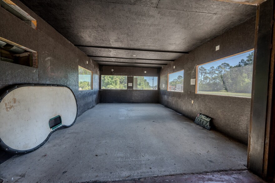 More Photos Of 19510 NE US Hwy 301, Waldo Storefront Retail Office For Sale