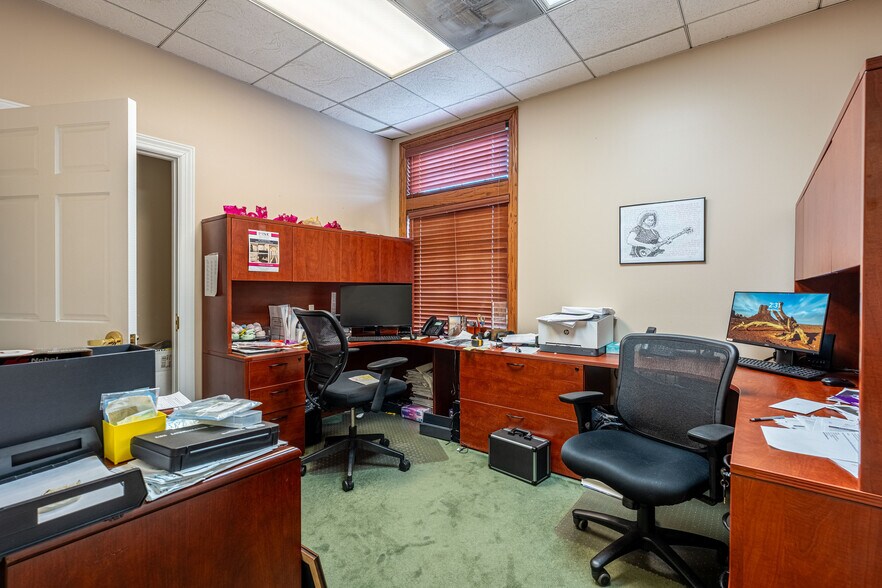 More Photos Of 1303 Macom Dr, Naperville Medical For Lease