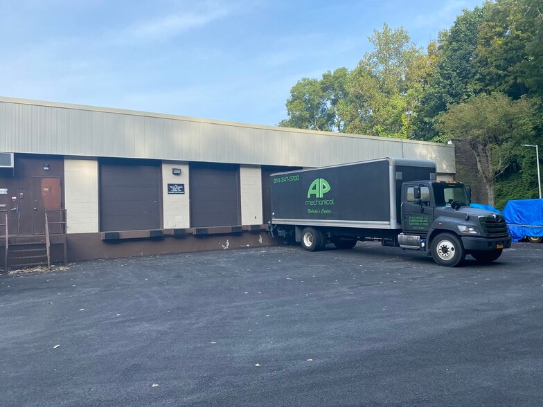 More Photos Of 200 Saw Mill River Rd, Hawthorne Light Distribution For Lease
