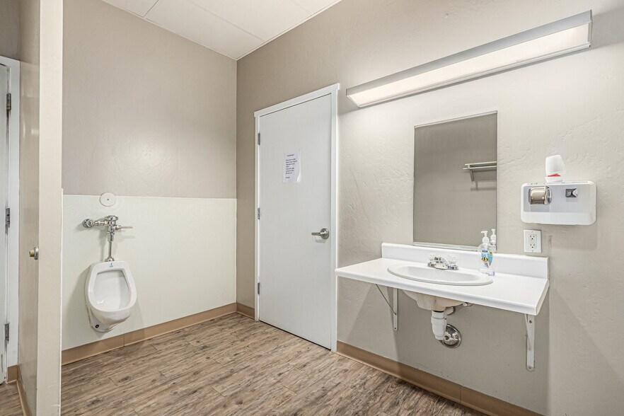 More Photos Of 3173 E Chandler Blvd, Phoenix Freestanding For Sale