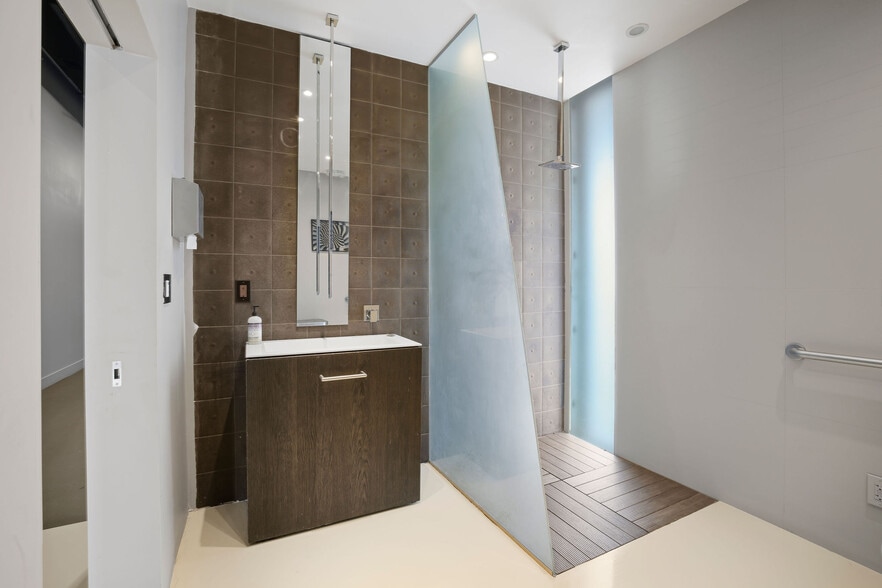 More Photos Of 275 NE 59th St, Miami Flex For Lease