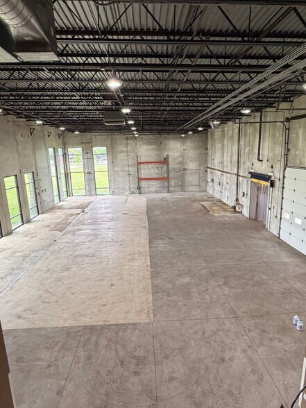 More Photos Of 572 Brewery Ln, Bourbonnais Showroom For Lease