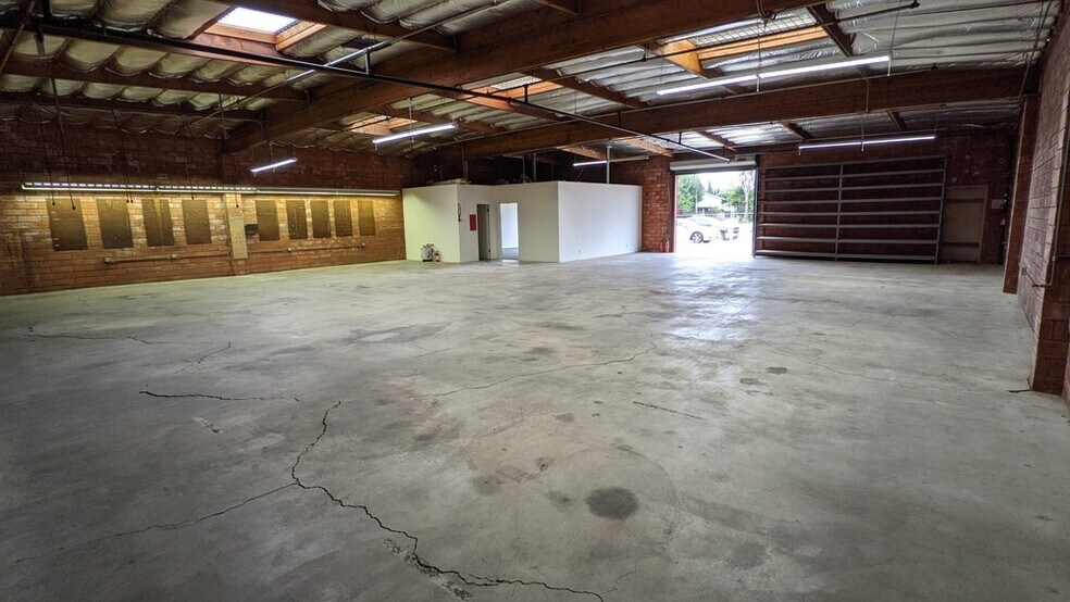 More Photos Of 536 E Walnut Ave, Fullerton Warehouse For Lease