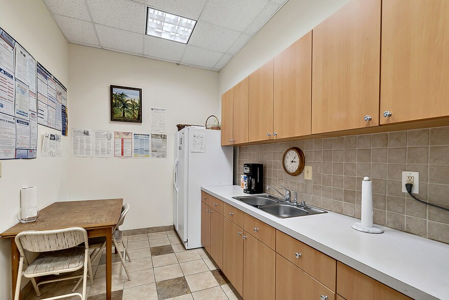 More Photos Of 4229 Lafayette Center Dr, Chantilly Business Park For Lease