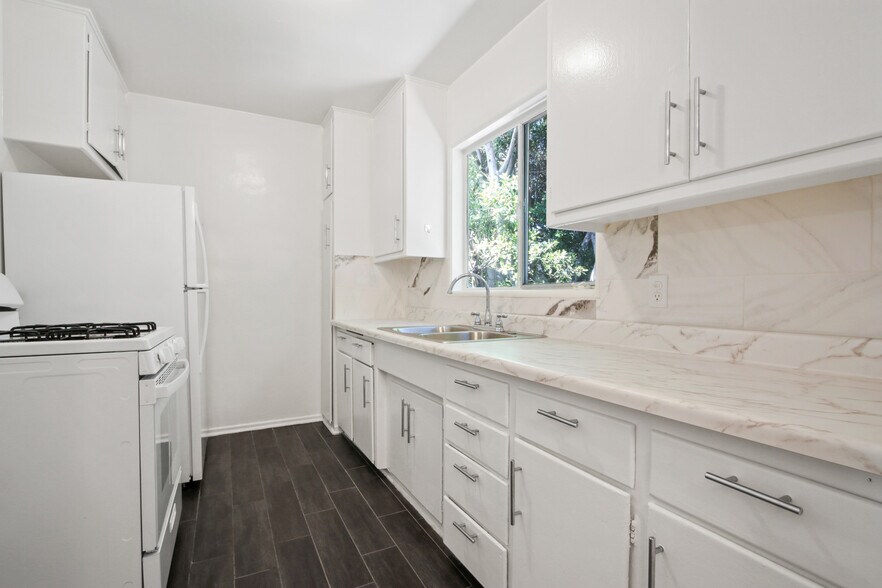 More Photos Of 1118 S Fairfax Ave, Los Angeles Apartments For Sale