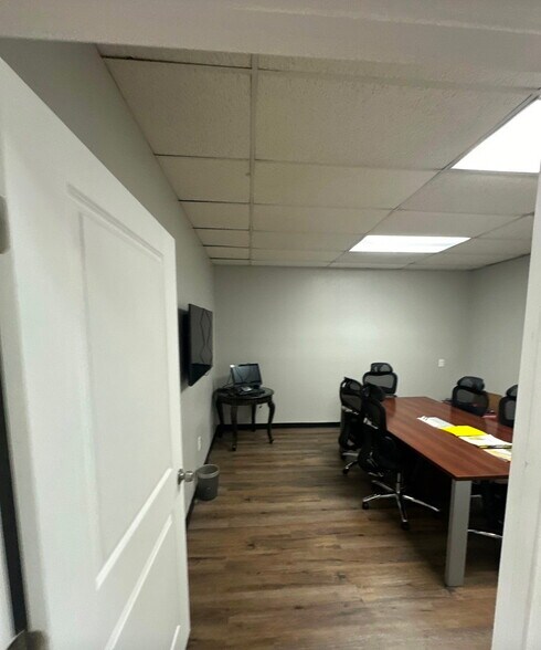 More Photos Of 9511 N Nebraska Ave, Tampa Light Distribution For Sale