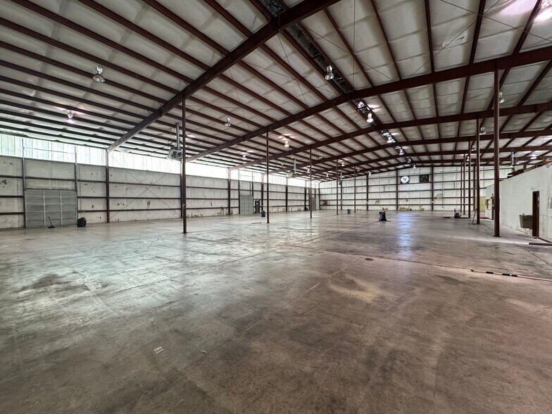 More Photos Of 160 Industrial Dr, Jackson Distribution For Lease