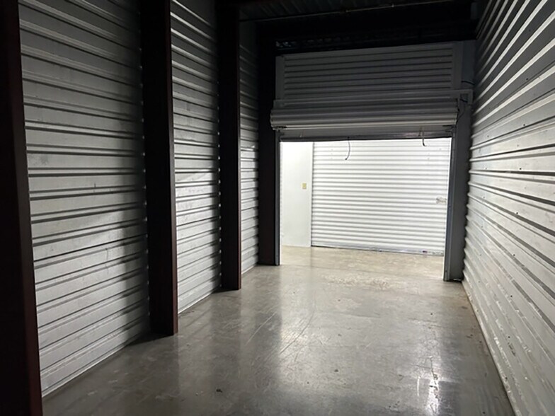 More Photos Of 7340 Blanco Rd, San Antonio Self Storage For Lease