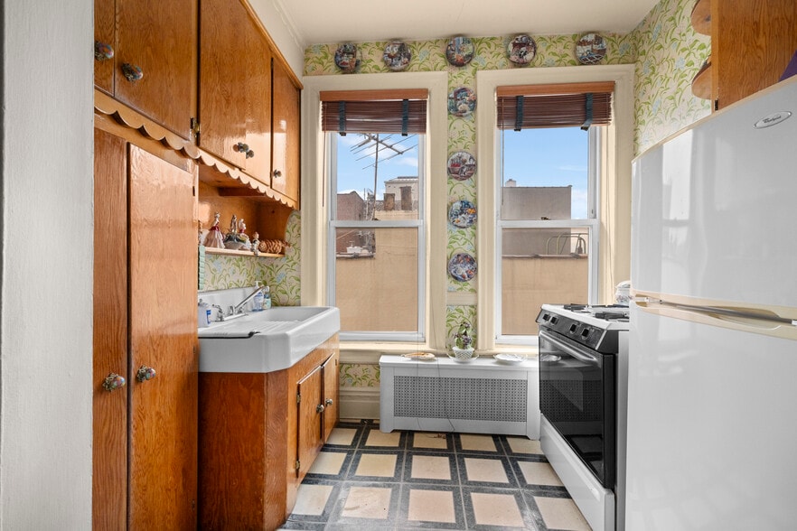 More Photos Of 3172 44th St, Astoria Multifamily For Sale