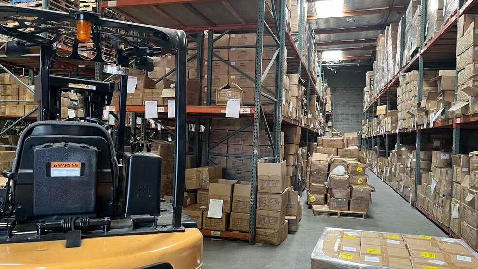 More Photos Of 820 Gladys Ave, Los Angeles Warehouse For Lease