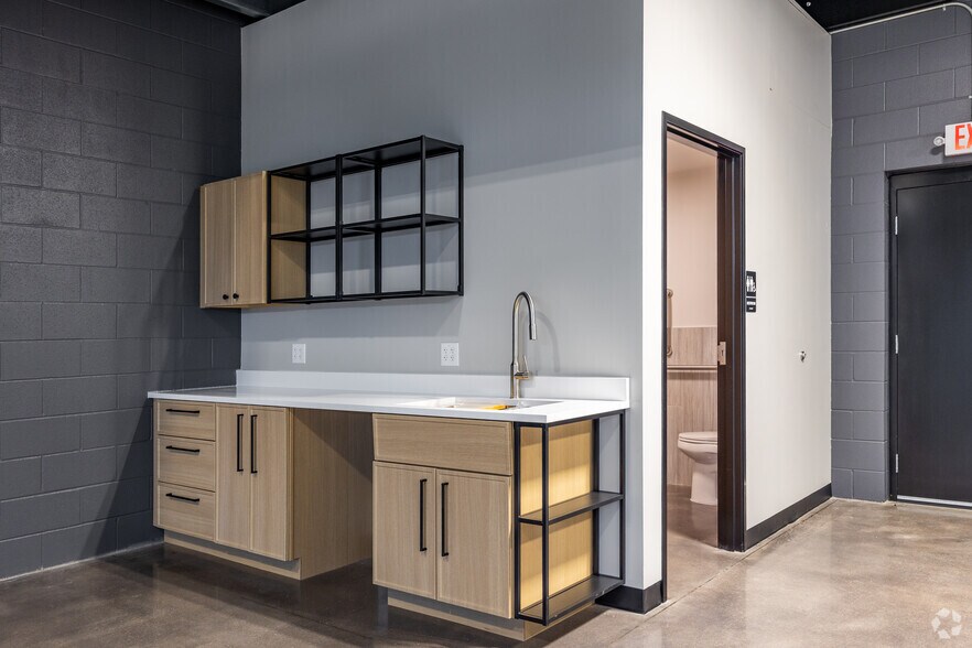 More Photos Of 15431 Fitzhugh Rd, Dripping Springs Showroom For Lease