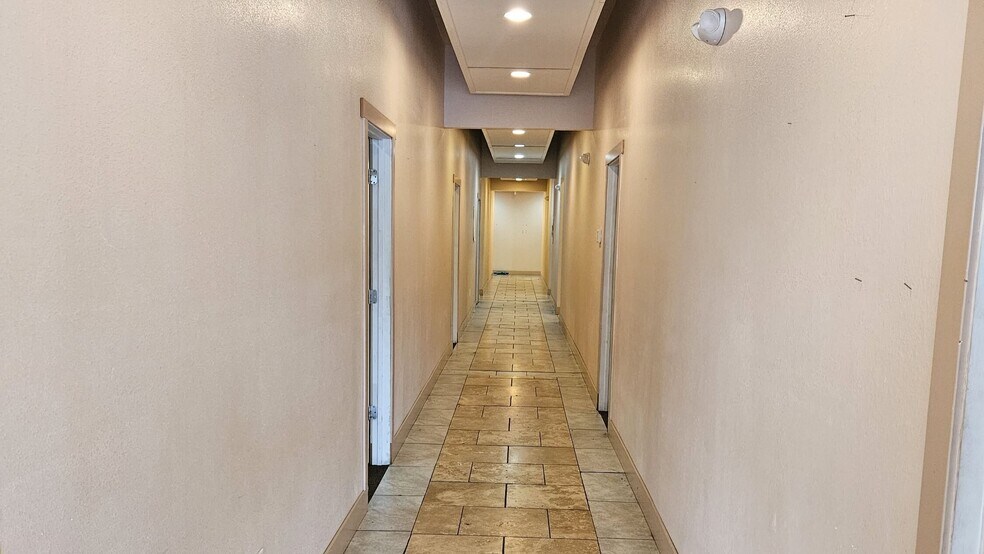 More Photos Of 404 W Main St, Kelso Restaurant For Lease