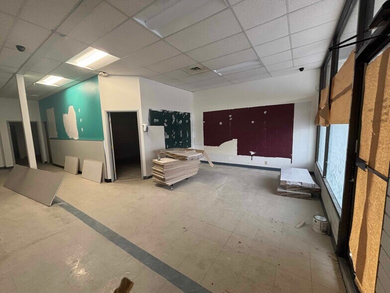 More Photos Of 3042 Skaha Lake Rd, Penticton General Retail For Lease