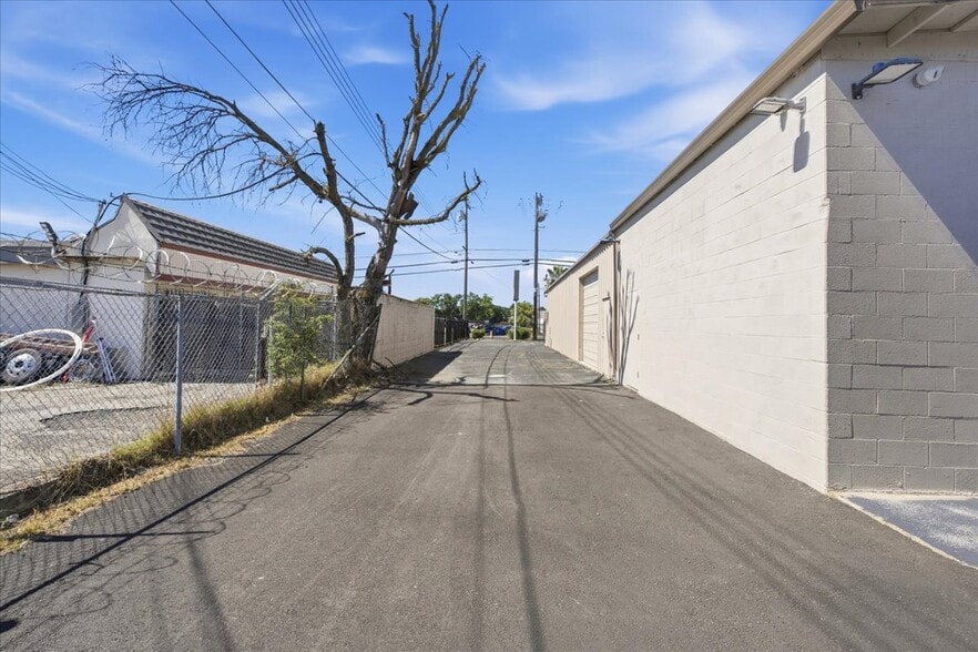 More Photos Of 4554 Auburn Blvd, Sacramento Auto Dealership For Sale