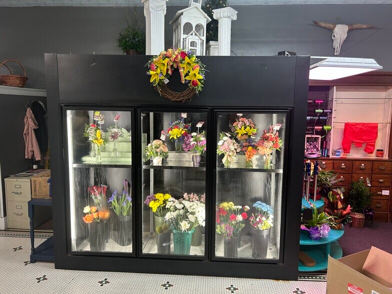 More Photos Of 108 S Madison St, Bloomfield Storefront Retail Residential For Sale