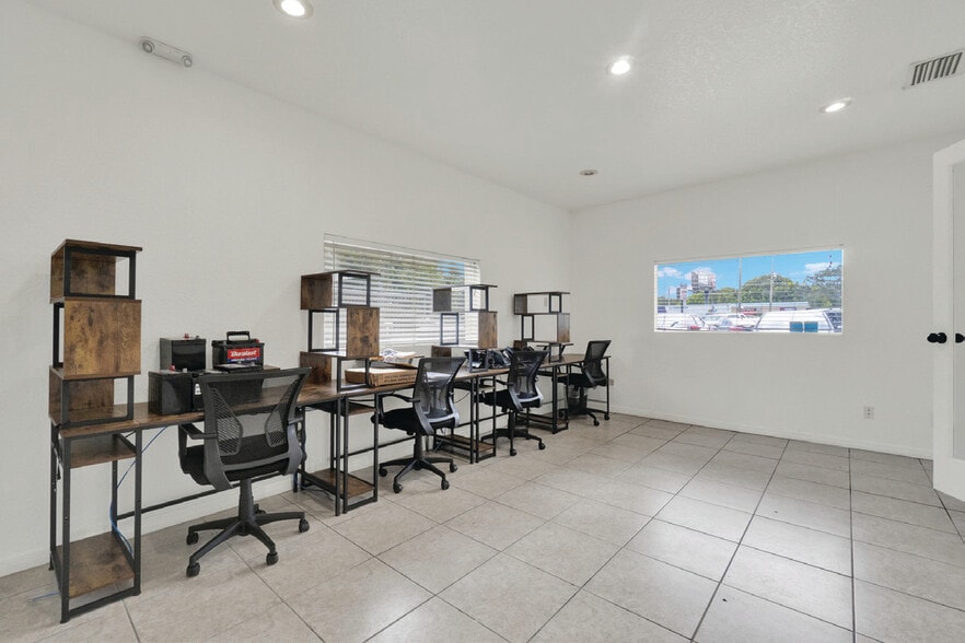 More Photos Of 690 N Semoran Blvd, Orlando Auto Dealership For Lease