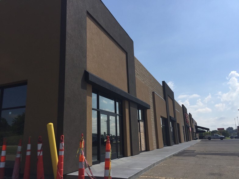 More Photos Of 2808-2900 S 25th St, Clinton Unknown For Lease