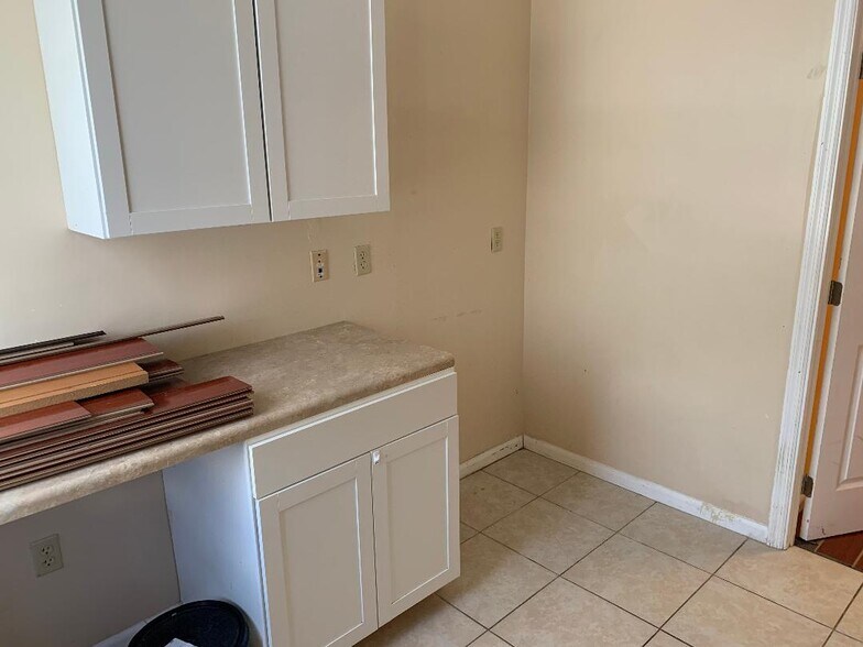 More Photos Of 4050 Westgate Ave, West Palm Beach Showroom For Lease