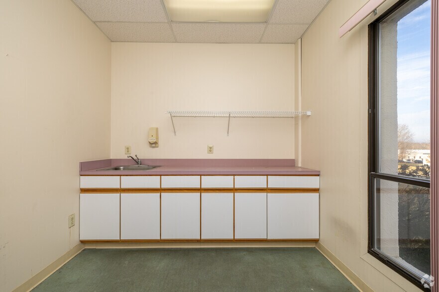 More Photos Of 405 Caredean Dr, Horsham Township Warehouse For Lease