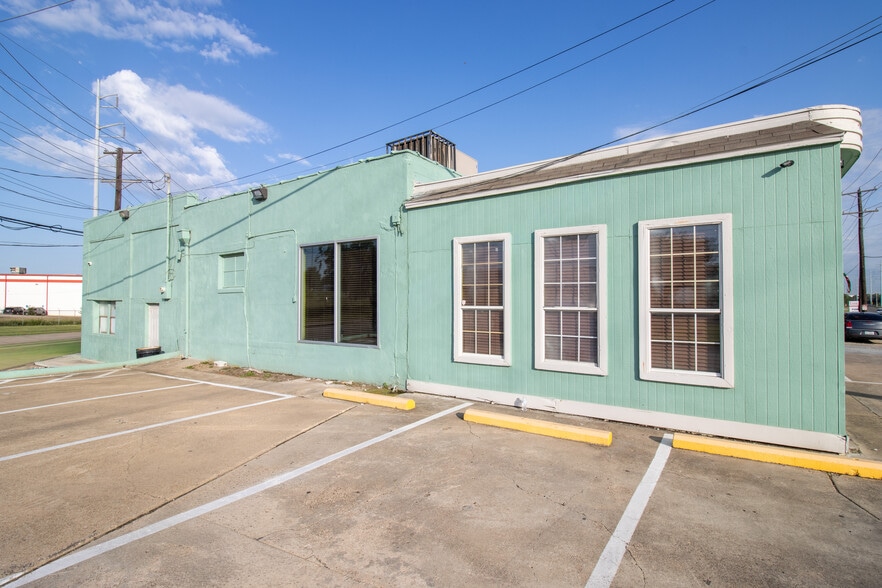 More Photos Of 7101 Harry Hines Blvd, Dallas Restaurant For Lease