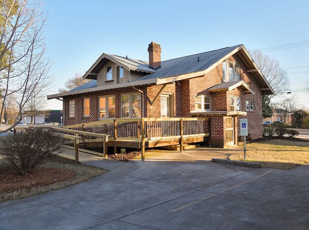 More Photos Of 200 W Parkway Ave, High Point Office Residential For Lease