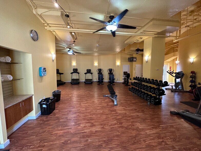 More Photos Of 4 W University Pky, Baltimore Hotel For Lease