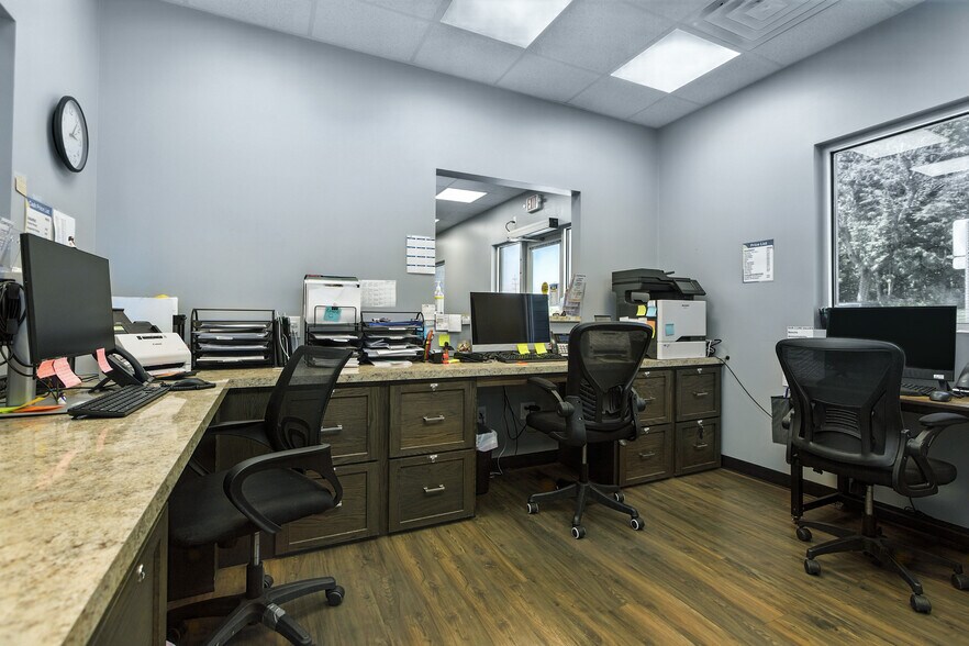 More Photos Of 2221 John Williams Blvd, Bedford Office For Sale