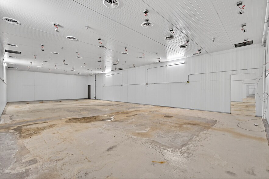 More Photos Of 11019 Penrose St, Sun Valley Manufacturing For Sale