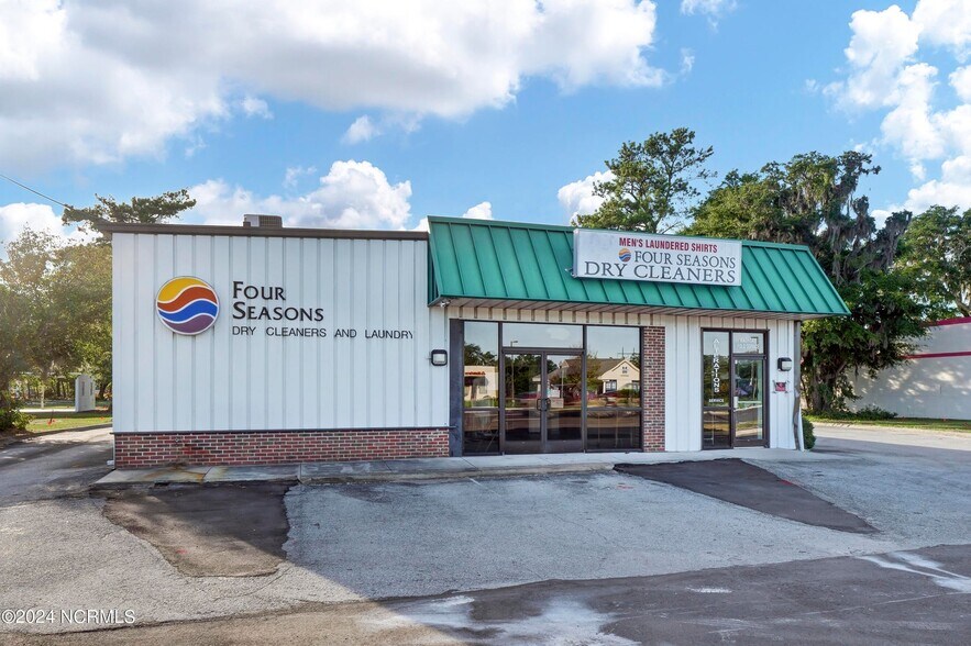 More Photos Of 7015 Market St, Wilmington Freestanding For Sale