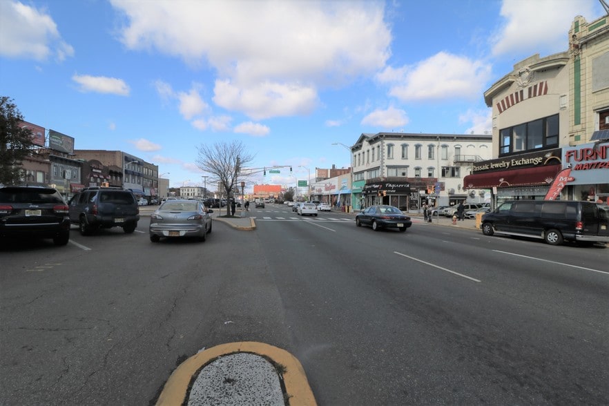 More Photos Of 686 Main Ave, Passaic Storefront For Lease