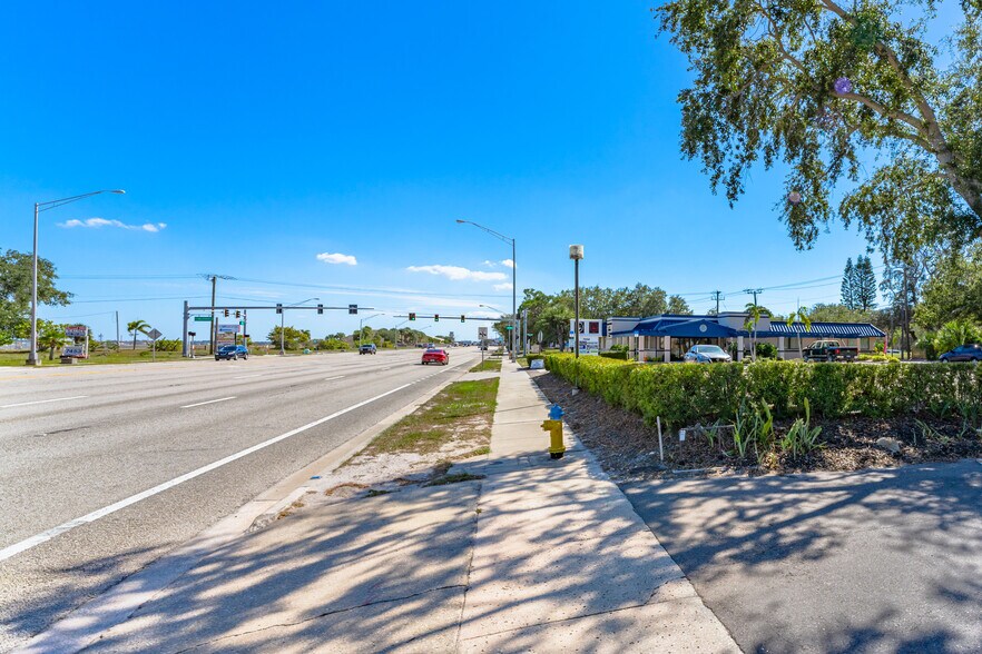 More Photos Of 7458 N Tamiami Trl, Sarasota Medical For Lease
