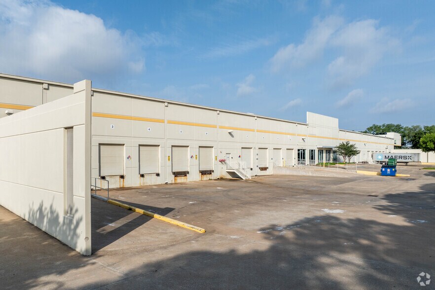 More Photos Of 10641 S Sam Houston Pky W, Houston Warehouse For Lease