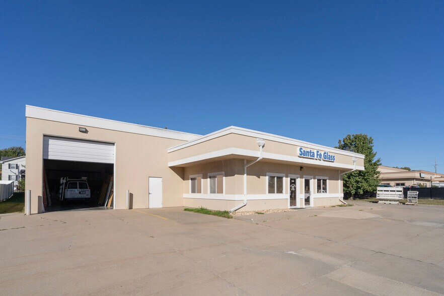 More Photos Of 1324-1328 SW Market St, Lee's Summit Warehouse For Lease