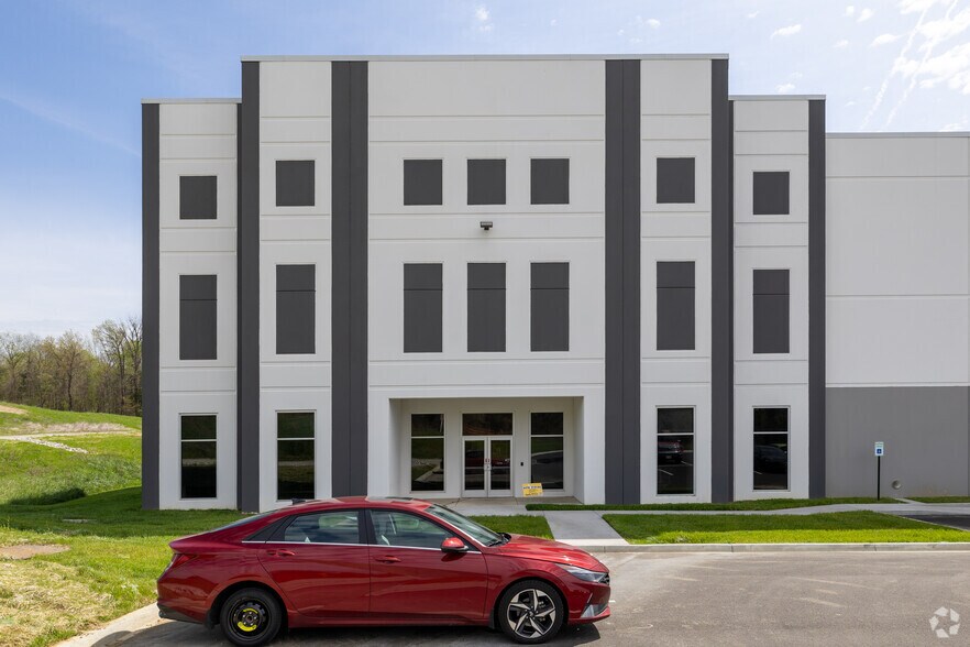 More Photos Of 458 Pope Farm Blvd, Shepherdsville Warehouse For Lease