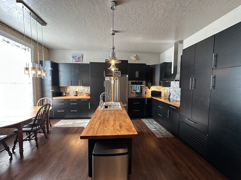More Photos Of 101 N Waggoner St, Electra Flex For Sale