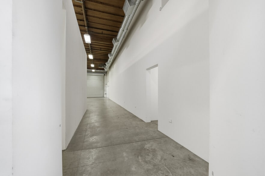 More Photos Of 805 Traction Ave, Los Angeles Showroom For Lease
