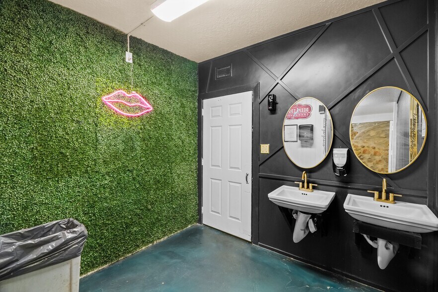 More Photos Of 5200 Doniphan Dr, El Paso Bar For Sale