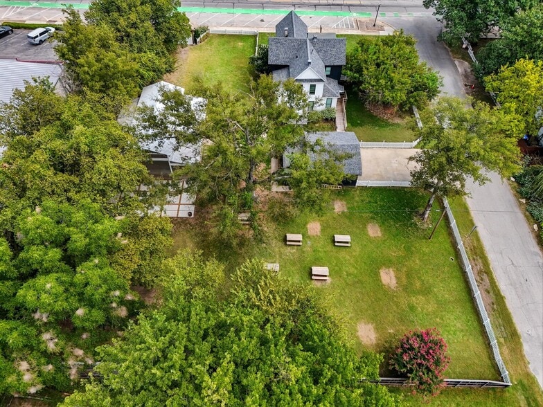 More Photos Of 924 S Main St, Broken Arrow Showroom For Sale