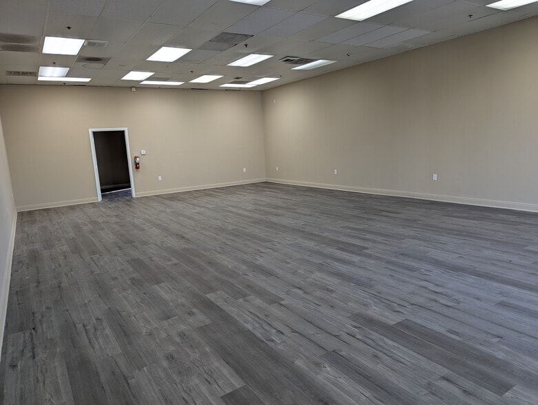 More Photos Of 122 E 17th St, Santa Ana Storefront For Lease