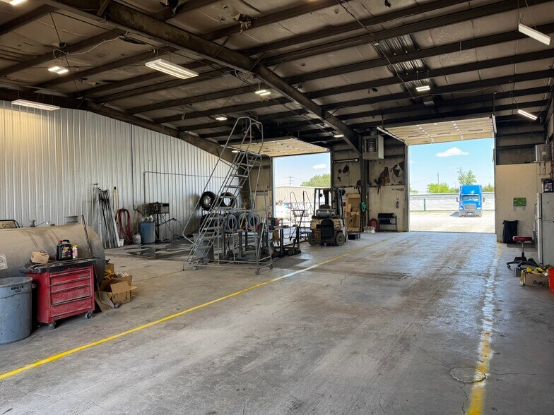 More Photos Of 140 Storage Solutions Ln, White Post Warehouse For Lease