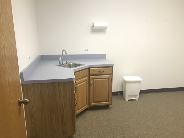 More Photos Of 1240-1290 Bamburg Ct, Hanover Park Medical For Lease
