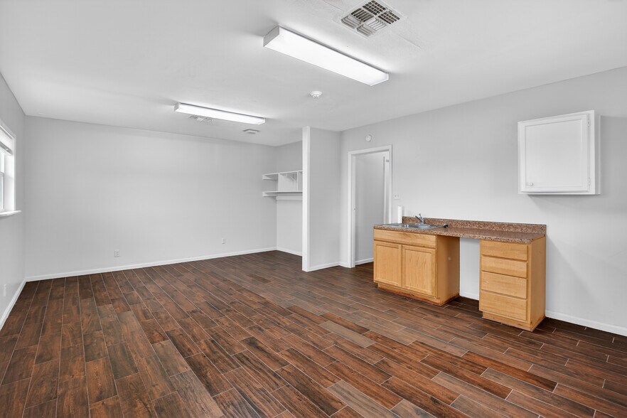 More Photos Of 5109 E 5th St, Katy Storefront Retail Office For Sale