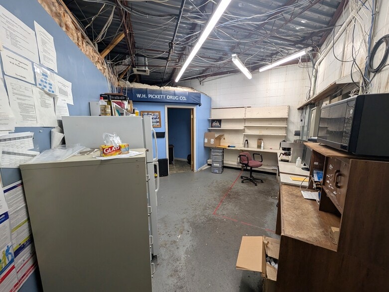 More Photos Of 675 N Main St, Waterbury Drugstore For Sale