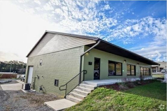 Primary Photo Of 614 N Spring St, Clarksville Warehouse For Lease