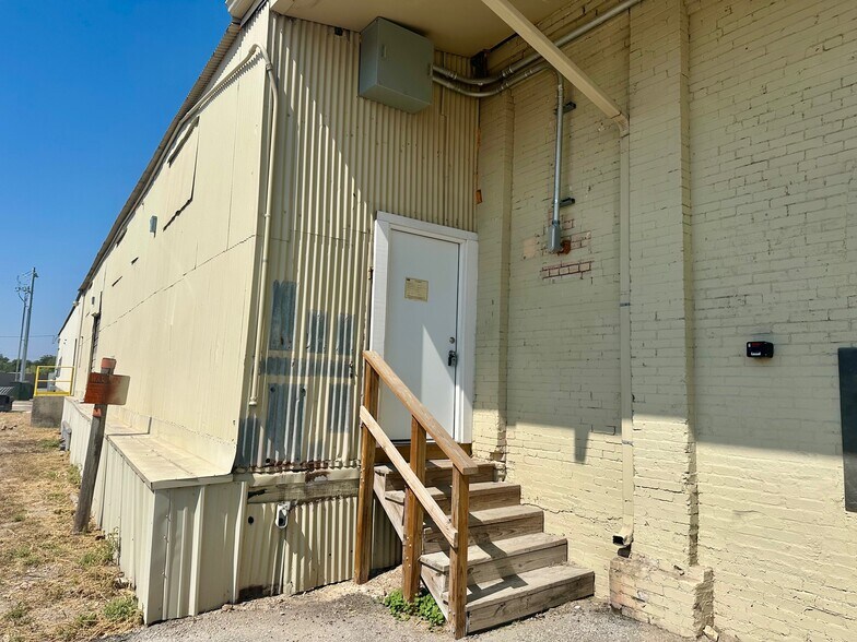 More Photos Of 200-232 W New Braunfels St, Seguin Warehouse For Lease