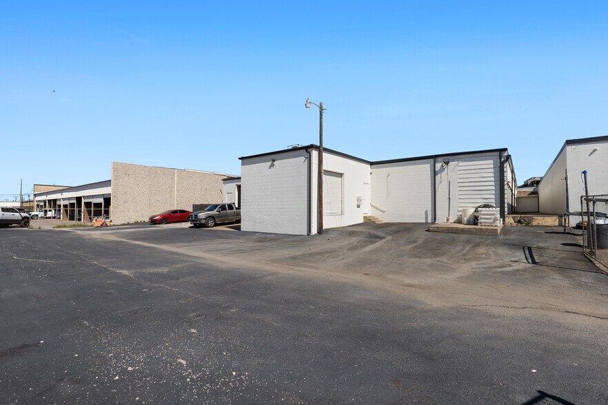 More Photos Of 4200-4202 Wiley Post Rd, Addison Warehouse For Sale