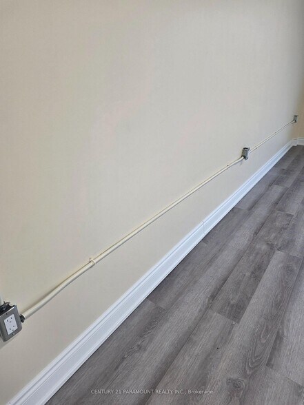 More Photos Of 587 Hanlon Creek Blvd, Guelph Showroom For Lease