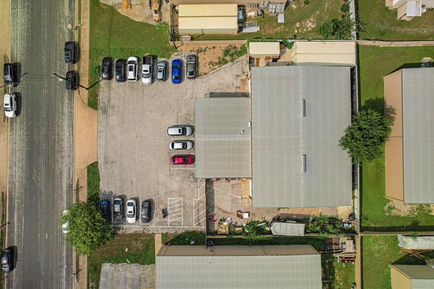 More Photos Of 2411 Patterson Industrial Dr, Pflugerville Warehouse For Lease