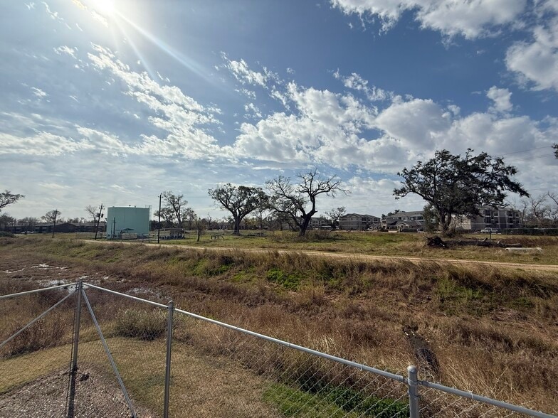 More Photos Of 105 Creekwood Landing Dr, Richwood Self Storage For Sale