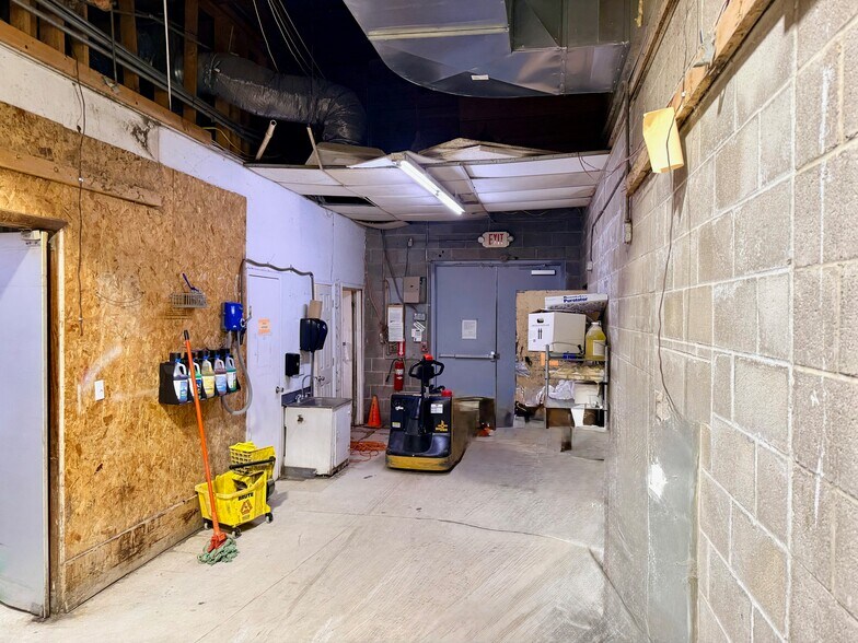 More Photos Of 881 S Walnut St, Bernie Storefront For Sale